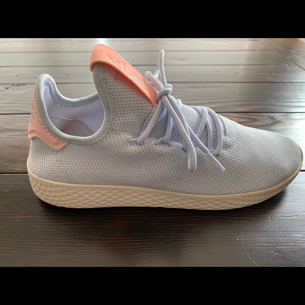 Women’s Adidas tennis shoes size 8.5